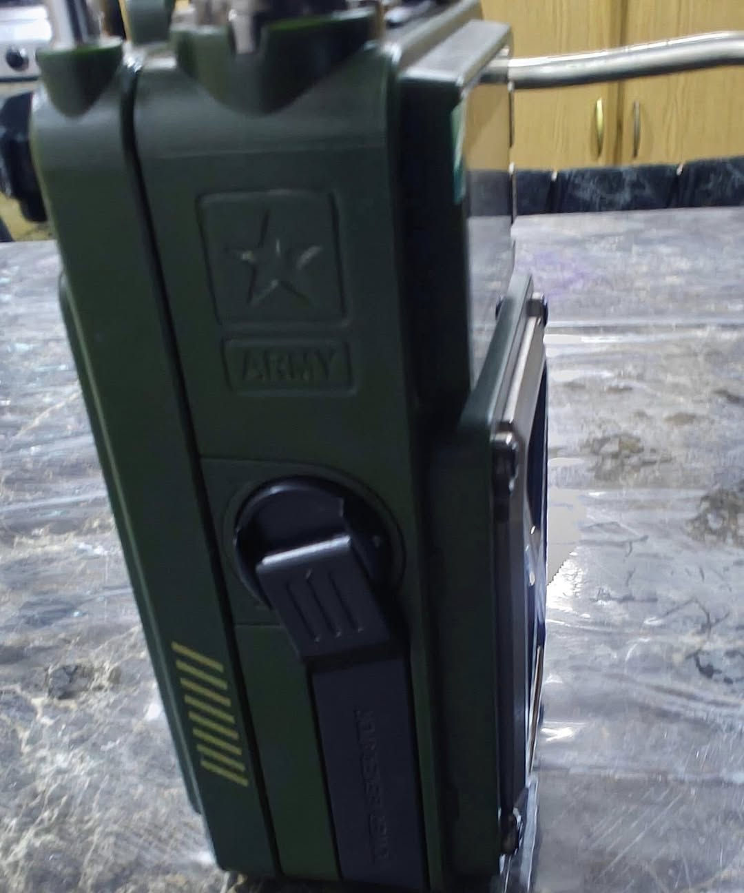 الجهاز الراديو  الذي لا يخذله الوقت ولا تنفذ منه الطاقة؟ نقدم لك الراديو العسكري المتكامل  التحفة التقنية المصممة خصيصاً للمهام الصعبة والمغامرات الاستثنائية.
🔋 منظومة طاقة ذكية
(لا تعرف المستحيل)
الجهاز مزود ببطارية ليثيوم داخلية ضخمة بسعة 4000mAh، تمنحك ساعات طويلة من العمل المستمر. والأهم هو تعدد طرق الشحن:
الشحن الشمسي (Solar Panel): يشحن نفسه ذاتياً بمجرد تعرضه لضوء الشمس. حتى الضوء الغرفة العادي
المولد اليدوي (Hand Crank): هندل ميكانيكي لتوليد الطاقة يدوياً في أحلك الظروف.
شحن USB: منفذ سريع للشحن التقليدي من أي مصدر طاقة.
خاصية الباور بنك (Power Bank): الجهاز يعمل كمصدر طاقة طارئ لشحن هاتفك المحمول عبر منفذ USB المدمج، لتبقى على اتصال دائماً.
📡 قوة استثنائية في التقاط الإشارة
يتميز  بهوائي (Antenna) تلسكوبي طويل وفائق الحساسية، صُمم لالتقاط أضعف الترددات في المناطق الجبلية والبعيدة.
يدعم البث الرقمي الحديث DAB+ لصوت نقي كالكريستال.
يدعم موجة FM   التقليدية لتغطية شاملة لكل المحطات العالمية والمحلية.
🔦 أدوات الملاحة والنجاة المدمجة
كشاف LED احترافي: إضاءة مركزة قوية جداً بمدى واسع، مثالية للتخييم أو السير ليلاً.
بوصلة دقيقة: مدمجة في أعلى الجهاز لتحديد الاتجاهات بدقة، لا غنى عنها في المناطق التي لا تتوفر فيها تغطية GPS.
💼 الفخامة والصلابة (الحقيبة والجسم)
جسم الجهاز: مصمم بهيكل "Army" متين مقاوم للصدمات والظروف الجوية القاسية.
الحقيبة الخاصة: يأتي الجهاز مع حقيبة فاخرة ومبطنة، مصممة خصيصاً لحمايته من الصدمات والخدوش، مع حزام متين لسهولة الحمل في الرحلات الطويلة، مما يجعلها قطعة تكميلية تزيد من فخامة المنتج.
📋 المواصفات التقنية باختصار:
البطارية: 4000mAh (قابلة لإعادة الشحن + تعمل كباور بنك).
الإضافات: بلوتوث 5.0، مدخل كارت ذاكرة (TF Card)، منفذ سماعات أذن.
الشاشة: ديجيتال لعرض الترددات ومستوى البطارية بدقة.
نظام الطوارئ: زر SOS لإصدار إنذار صوتي وضوئي عند الحاجة.
ملاحظة التوصيل لكل العراق فقط
للحجز والاستفسار عن السعر يرجى التواصل على الخاص


**إذا كنت صاحب هذا الإعلان وتريد حذفه لأي سبب، رجاءا أرسل رسالة إلى الدعم الفني**