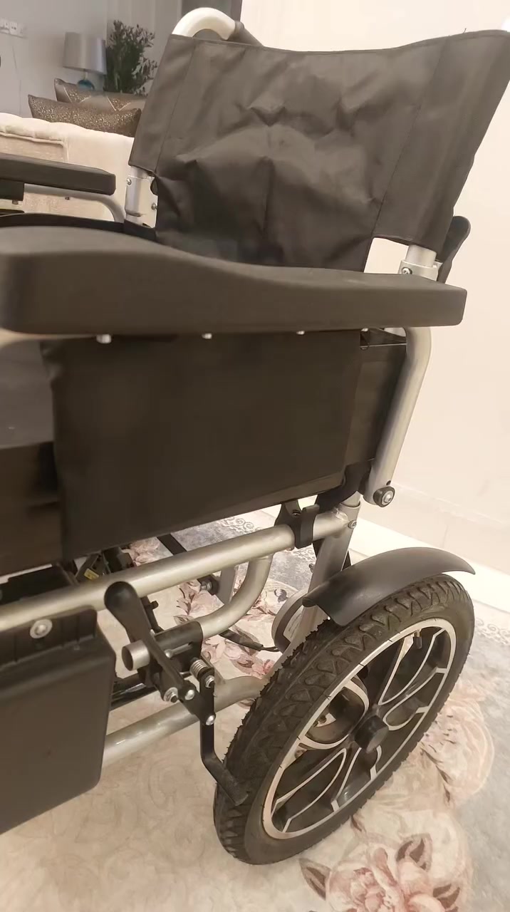 إذا تدورون على كرسي يجمع بين المتانة والشياكة، وما يتعبكم بالاستخدام اليومي، فهذا الكرسي إلكم. كرسي متحرك كهربائي من ماركة MK المعروفة، يعني جودة وأداء ما يغدر بيكم.
ليش هذا الكرسي يسوى؟
شغل ثكيل ومعدن صلب: الكرسي عليه شعار الأسد، وهذا معناه الهيكل مالته يتحمل أوزان وطرق صعبة وما يستهلك بسرعة.
سيطرة "بلمسة إصبع": بي جويستيك (يد تحكم) جداً حساسة وسلسة، تخليكم تتحكمون بالحركة والدوران حتى بالأماكن الضيقة بدون أي مجهود.
كعدة مريحة مالت ملوك: المساند والكرسي مبطنين بطريقة تريح الظهر والإيدين، حتى لو تظلون كاعدين عليه ساعات ما تحسون بتعب.
تصميم فخم: لونه أسود ملكي وي الفضي، شكله يملي العين ومرتب جداً.
بطارية ومحرك يعتمد عليهم: مصمم حتى يمشيكم مسافات ويخدمكم بدون ما يقطع بيكم بنص الطريق.
الحالة: الكرسي نظيف جداً، يعتبر "أخو الجديد" مستخدم كم مرة فقط، وشغله مية مية. البيع لغرض الانشغال وعدم التفرغ.
السعر: السعر مناسب جداً مقارنة بالماركة والنظافة، ومستحيل ينلكي بهيج سعر ونفس الجودة.
للاستفسار وتفاصيل أكثر:
راسلونا خاص أو اتصلوا على الرقم: ***********
المكان: بغداد
