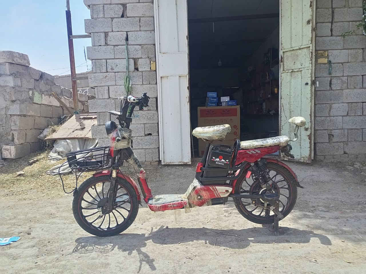 دراجه للبيع نضيفه بس جوزه ماهيه السعر 400بيهه مجال ***********
