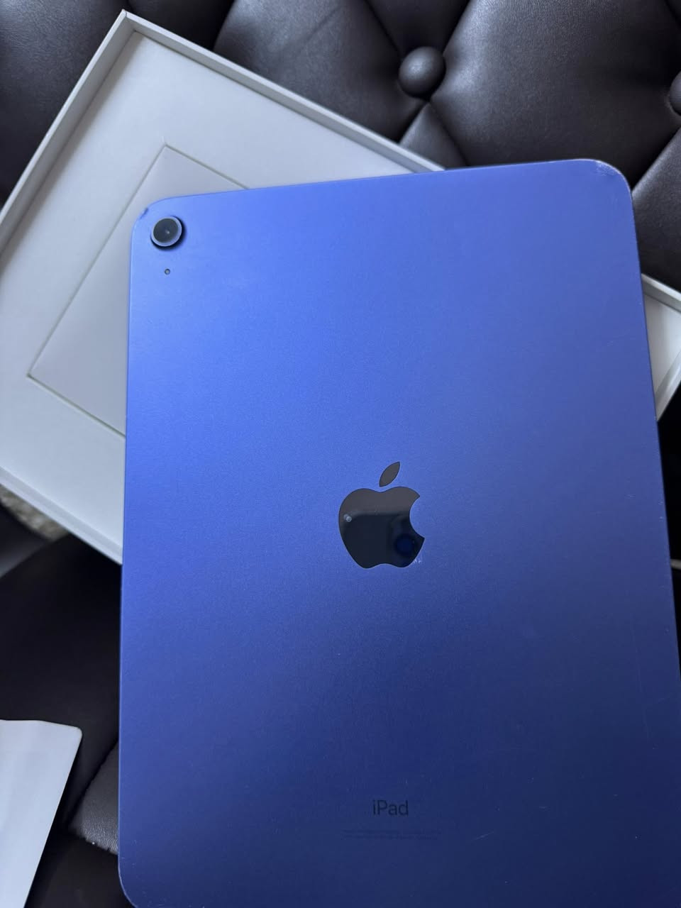 📱 ايباد جيل عاشر (iPad 10th Gen) - لون أزرق مميز
المواصفات:
 الذاكرة: 64 جيجابايت
الحالة الفنية: الجهاز مفحوص على برنامج 3uTools وماخذ درجة 98% (كل القطع أصلية وكالة وبدون أي تصليح).
نسبة البطارية: 84% (أداء مستقر).
الملحقات: الكرتون الأصلي + الشاحن الأصلي + ملصقات أبل.
الملاحظات:
الجهاز شغال بامتياز ولا يشكو من أي خلل تقني.
يوجد نقرات بسيطة في الزوايا (موضحة بالصور) ولا تؤثر على الشاشة أو الأداء.
السعر : 325 ألف
***********/بغداد - الاعظمية
