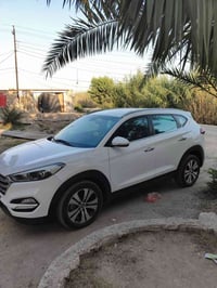 للبيع هونداي توسان وارد خليجي محرك 2000 دوش2018  سياره ملبيت ونضيفه كل...