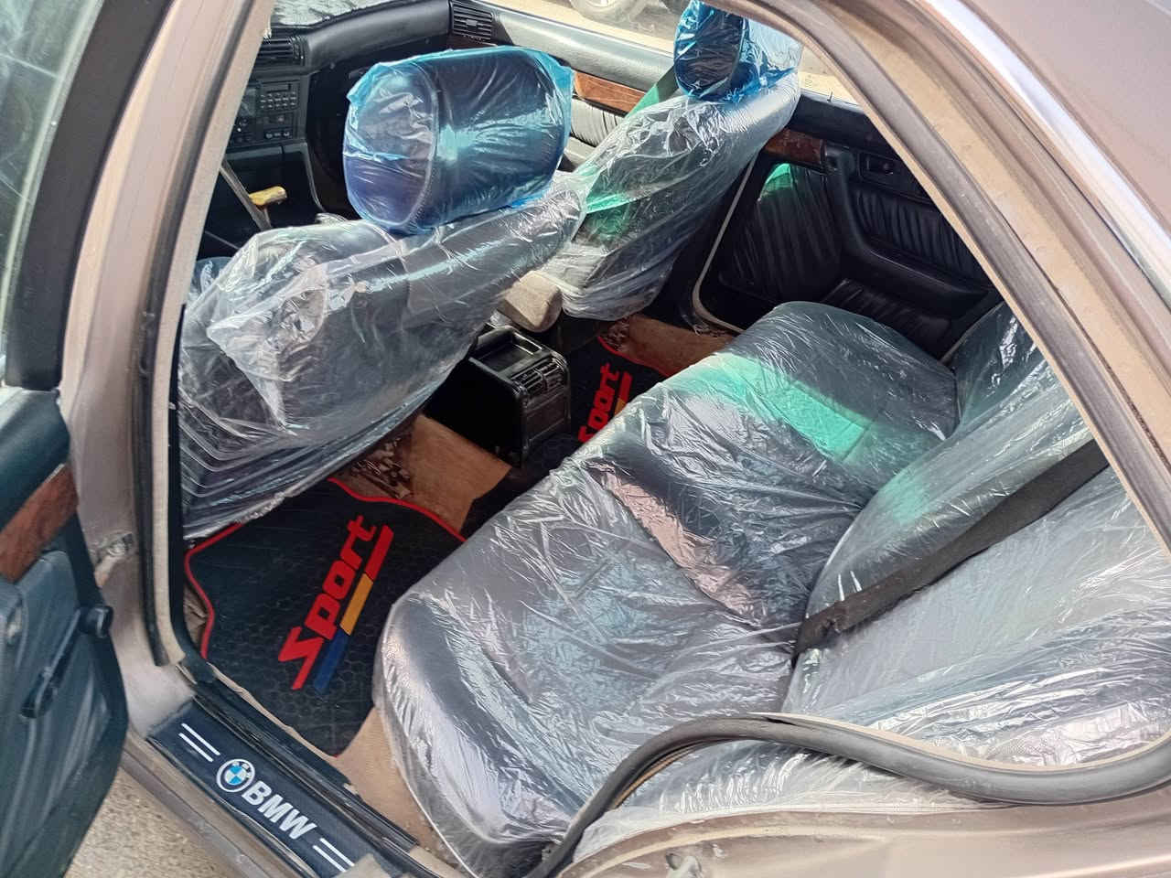 السلام عليكم بي ام حجم 525 موديل 91 رقم ديالي انكليزي تحويل مباشر اصل تبريد بدون فتحه محرك مفتوح كير اوتماتك مكفولات سنتر لوك صدر جديد تخم تاير دواخل جديده اسود جلد  سياره جديده بالعافيه على ياخذها سعرها 58 وبيها مجال اللشراي ***********
