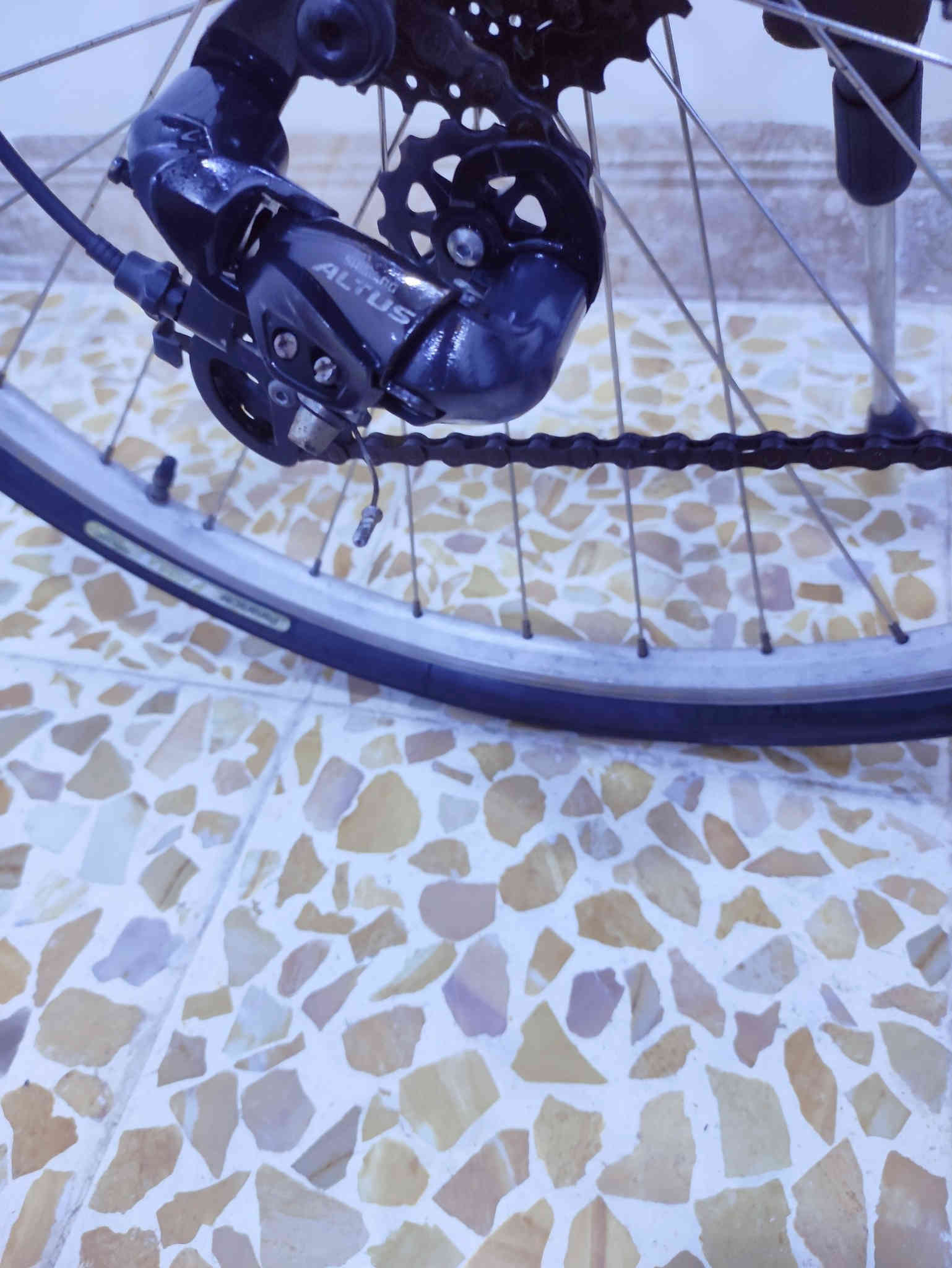 السلام عليكم

دراجه ماركة لويس #LOUIS_GARNEAU ماركه عالميه غنيه

 عن التعريف صنع اصلي اورجنال كندي🇨🇦 مختوم

حجم 28(C700)  قياسM ميديم لشه عالية وضخمة 
  
لون (أسود لامع ميتاليك) ...فوول المنيوم خفيف جدا

 دبل امامي هايدروليك سلس١٠٠٪ لامتصاص الطسات والصدمات 

سستم شيمانو كامل سيت  آلتوس كامل #SHIMANO_ALTUS

بدالات السرعه 8X3 سحب دفع #شاشه_حديث

بريكات شيمانو تيكتروبالمكان #TEKTRO...رقبه لعابه متحركه 

حسب الطول تتقدم للامام وترجع للخلف وتتصعد وتتنزل 

وياله #ALEXRIMS  طبقتين مصممه لتحمل الاوزان الثقيله

 والطسات ....تايرات كتان اصليه نقشه ناعمه فوول سلاسه وسرعه 

سرج طبي اصلي ...كامبليون امامي خلفي وبلسرج  

الدراجه ختم واحد ليبل واحد ... وبلحقيقه بعد احلى من الصور 

🔴الدراجه قطعه مال حاويه غير مستخدمه داخل العراق ...ما مبدل بيها برغي على وضع الشركه بلاد ....ما بيها اي نقص كامله وجاهزه ١٠٠٪

المكان الموصل الجانب الايسر.....السعر 230 الف (ثابت_قفل)

يوجد توصيل بغداد 

رقمي *********** للتواصل
