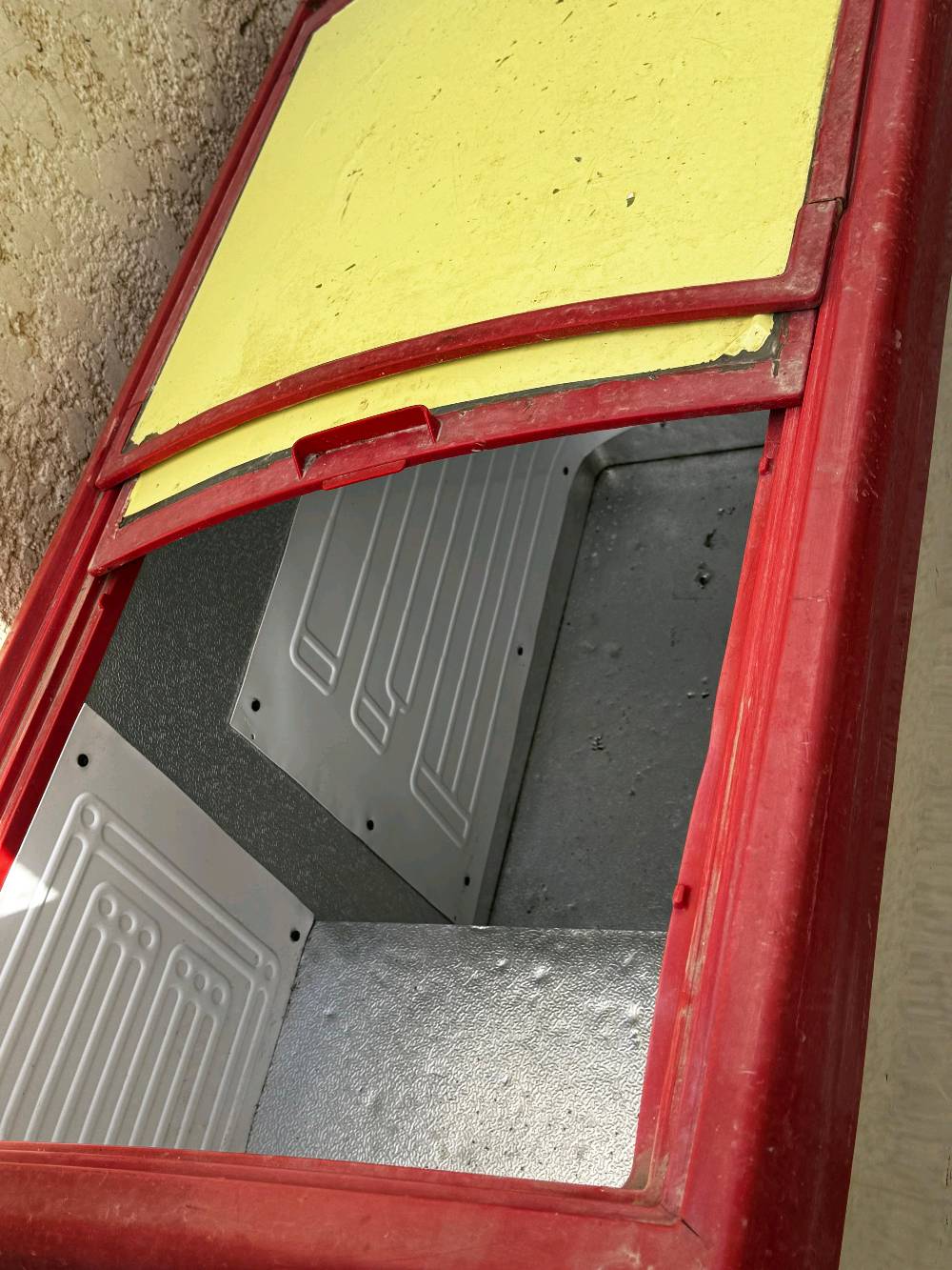 برادات مشروبات غازية مستعملة بحالة جيدة. تناسب المتاجر أو الاستخدام الشخصي. تحتوي على رفوف داخلية لعرض المنتجات بوضوح. الهيكل الخارجي يحتاج لبعض التنظيف أو الطلاء ليبدو جديدًا مرة أخرى.