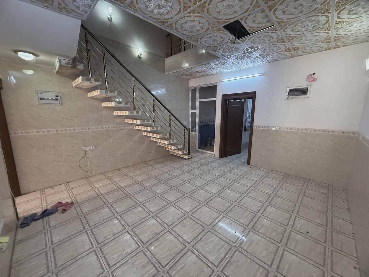 خانوو بۆ فرۆشتن
📍 هەولێر – هەفلان
📐 رووبەر: 100 مەتر
📄 تاپۆ: تاپۆی تەواو (دائمی) بە ناوی خۆم
🏠 دروستکراوی پێش 10 ساڵ
✨ هیچ کەسێک تێدا نیشتەجێ نەبووە (خانووەکە زۆر پاک و وەک نوێیە)
🧱 بەنیاد و بیناسازی باش
🛣️ شوێنی ئارام و باش بۆ نیشتەجێبوون

📞 ژمارەی پەیوەندی: (***********) 

بيت 🏠 للبيع 
اربيل منطقة هفلان 
100 متر طابو صرف دائمي
البيت بناء قبل عشر سنوات صفر غير مسكون 
يتكون من : 
الطابق الأول 
حوش + مرافق
مطبخ 
هول 
غرفة نوم 
منور 
حمام + مرافق 
سنك
الطابق الثاني 
غرفة استقبال + مغسلة 
غرفة نوم + حمام + مرافق نظام سويد 
البيت جاهز من كل النواحي
تانكي مي عدد ٣ حديد 
 دكتات مبردة مركزية 
تانكي نفط 
السطح ايزوكام بالكامل ارض وجدران 
الشبابيك كلها حديد مسلح 
لمعرفة باقي التفاصيل والسعر الاتصال على الرقم التالي: 
***********
