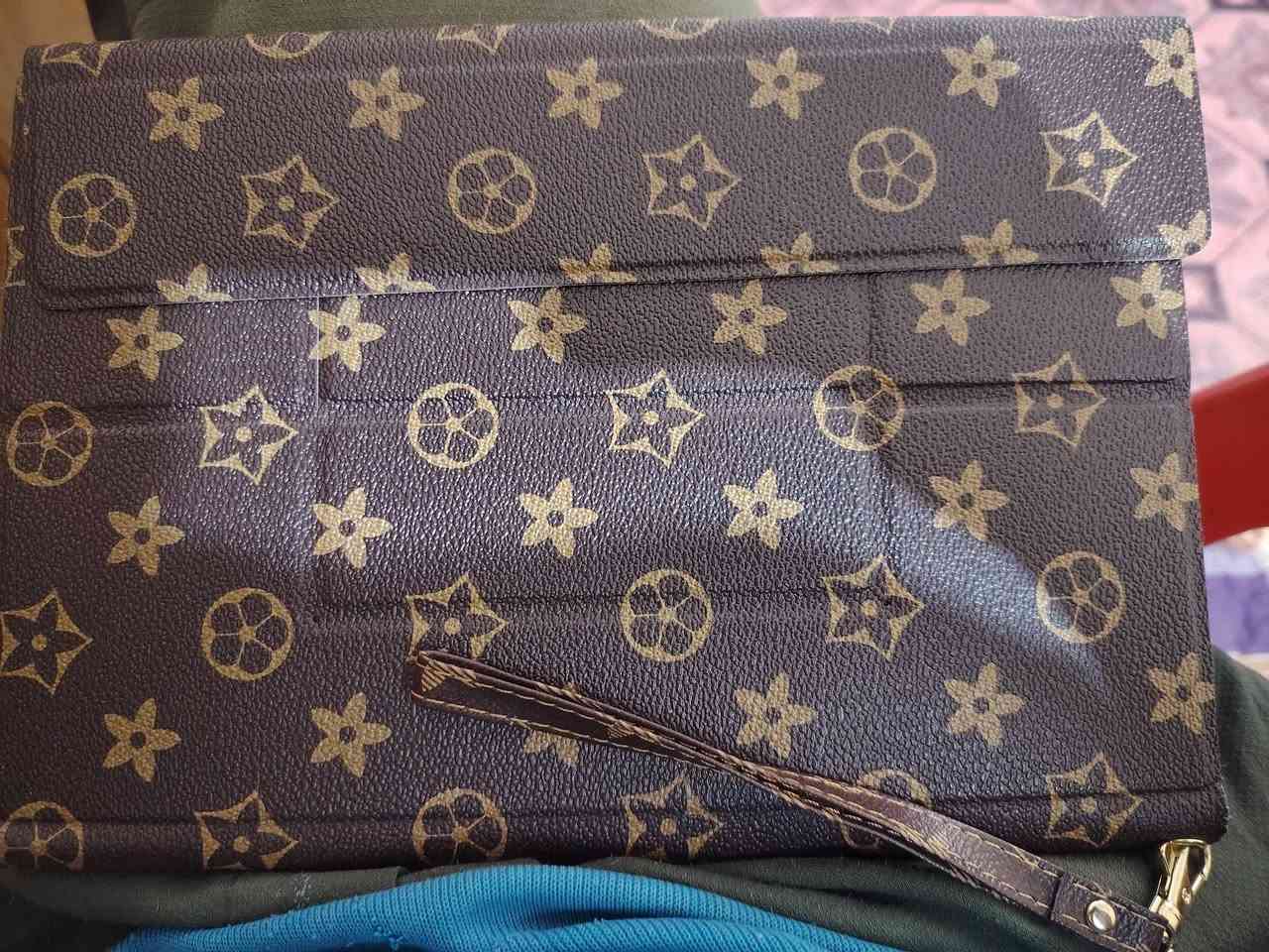 ايباد ذاكره 512 استخدم اسبوع واحد فقط يرهم دراسه ويرهم العاب سعر 125 مكاني بين الرفاعي والنصر ***********
