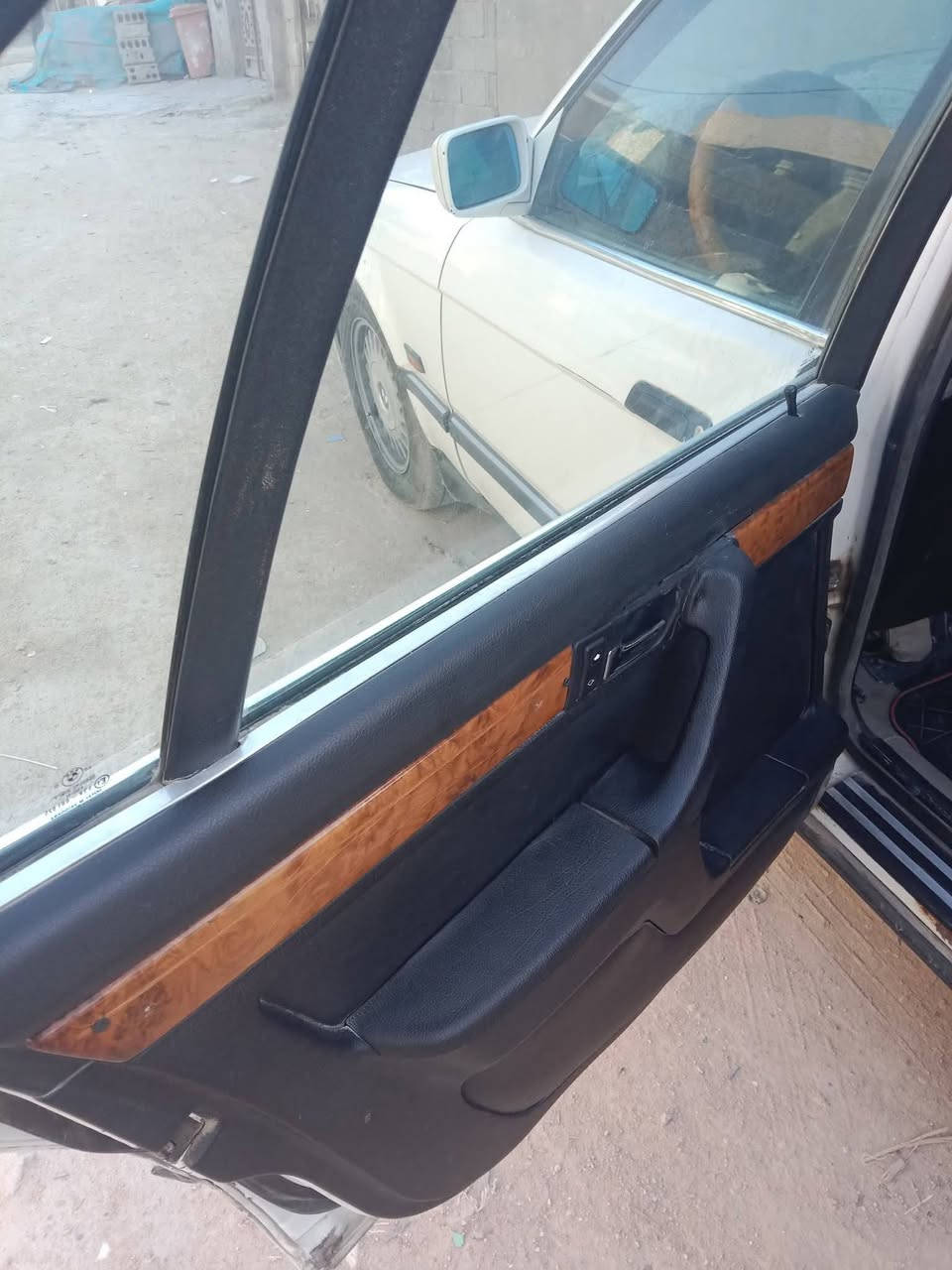 للبيع بي أم 735 / 6 سلندر كفاله گير ومكينه وحداديه وتخم تاير وكهربائيات وتبريد شغال ومشروط بس بي بوري واحد مثقوب السياره نصبتها حلوه وترايك 200 مكاني كربلاء السعر 40 وبيها مجال الاستفسار عالرقم ***********
