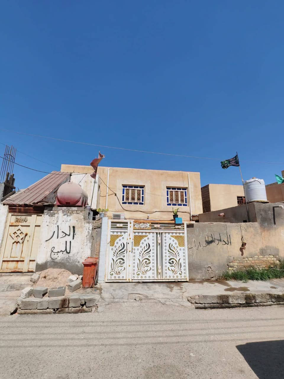 السلام عليكم بيت للبيع المساحه 240 عدد الغرف طابق الأول 3 غرف ودوانيه  وصالتين ومخزن ومطبخ
الطابق الثاني بي درج خارجي وبي غرفتين ومطبخ  ومخزن وصطح وحمامات
العنوان قرب ملعب الرفاعي الكبير السعر 250 البيت بصف الركن
رقم الهاتف ***********
