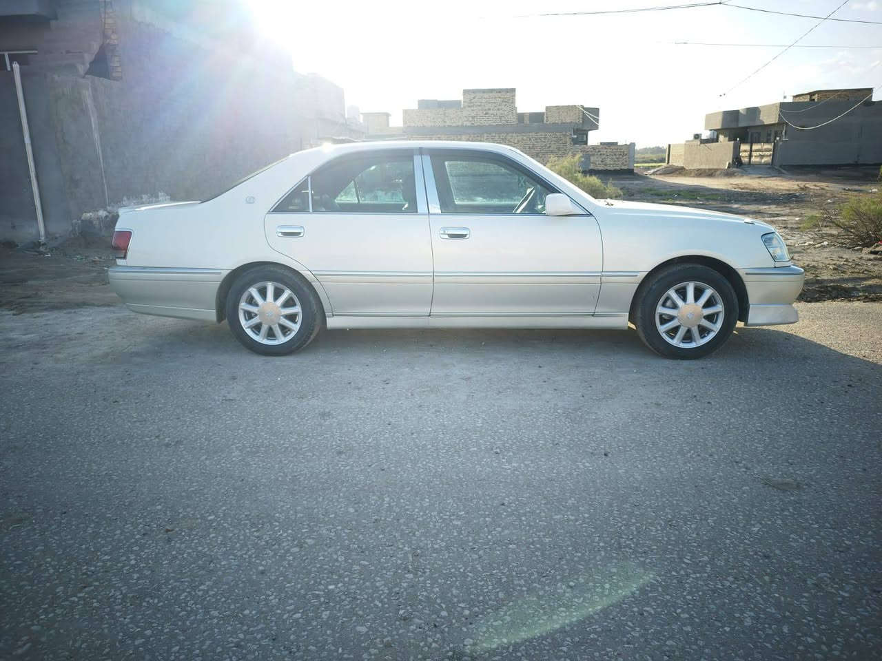 السلام عليكم كراون ملكه 2003 رقم بصره انجليزي باسمي داخل هزه قبل شهر مداور ثاني يوم وين ما يعجبك 
مواصفات 
محرك دي 4الكبير
شاصي 75
حداديه قبل شهر مسويها
فتحه سقف
اصل كريستال 
شاشتين
اربع دكم
شاشة تجوه عدد 2
اسبير الشركه لحد هسه ما نازل
تحكم ستيرن
باتري جديد
تخم تاير 
برده خلفيه
كشنات جلد
اسبايدر جنطه
بين قوسين السياره فول للأخير.
السعر 125$وبيها مجال بسيط
العنوان بابل الكفل رقم تلفون  ***********
