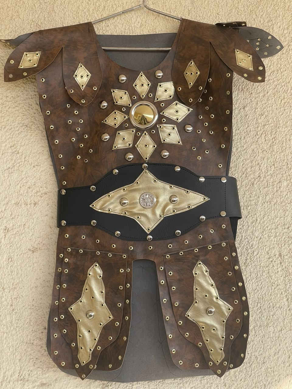 بسم الله الرحمن الرحيم  

متوفر لدينا دروع تمثيل التشابيه الحسينية مع الكسّارات، مناسبة للمواكب الحسينية.  

✔️ بيع جملة ومفرد  
✔️ أسعار مختلفة ومناسبة  
✔️ تصاميم متعددة وألوان مختلفة  

للطلب والاستفسار فقط واتساب:  
📱 ***********
