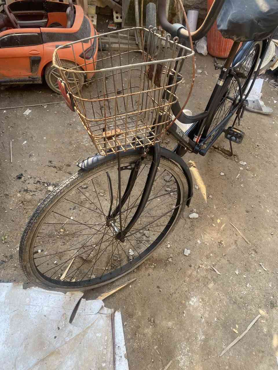 السلام عليكم بايسكل للبيع حجم ٢٧  جاهز مالي نقص بس التاير الأمامي نازل جان متروك السعر ٦٥ 
اتصال ***********. بغداد زعفرانية
