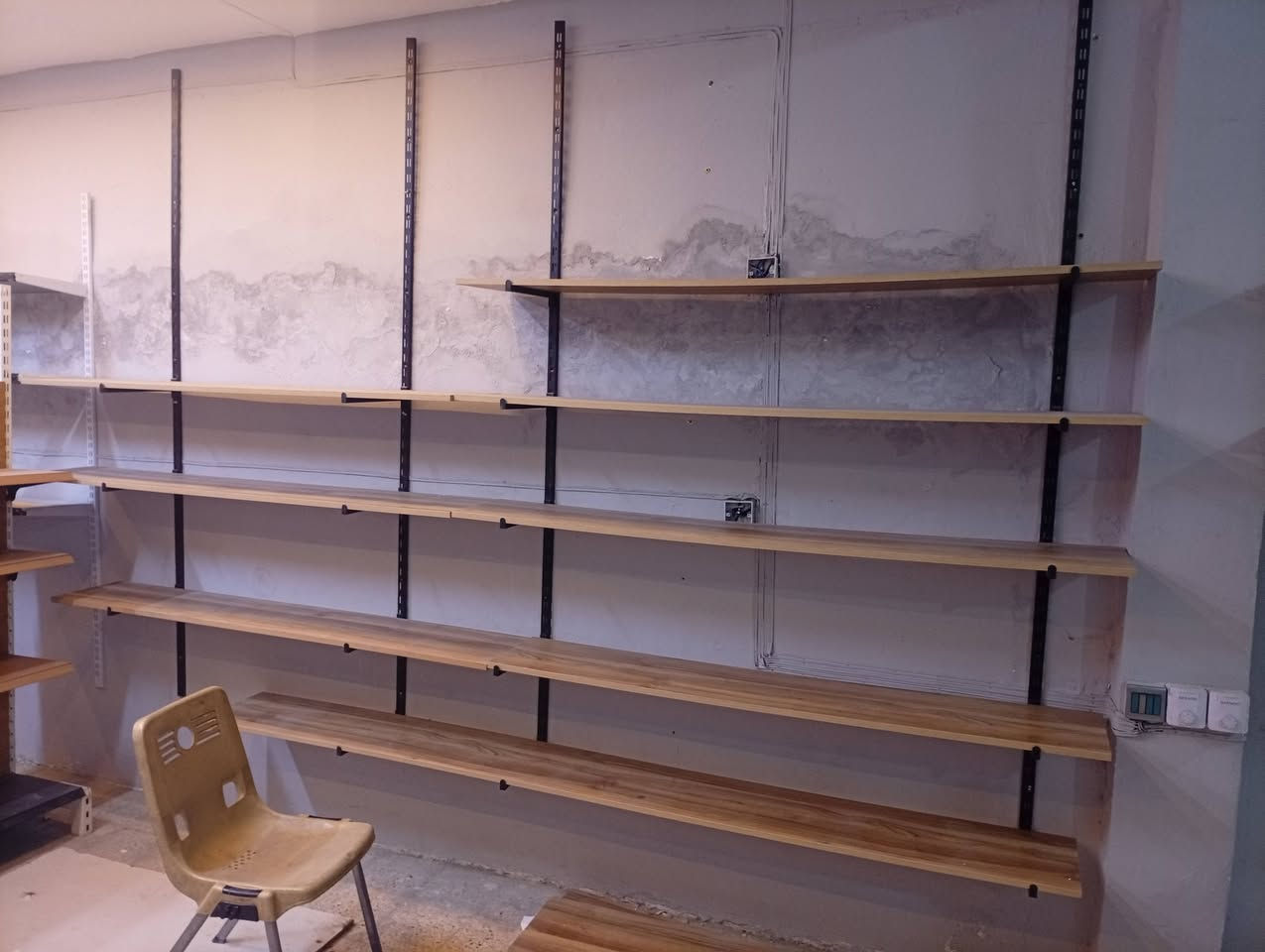 رفوف محل للبيع للاستفسار الاتصال على الرقم ***********
