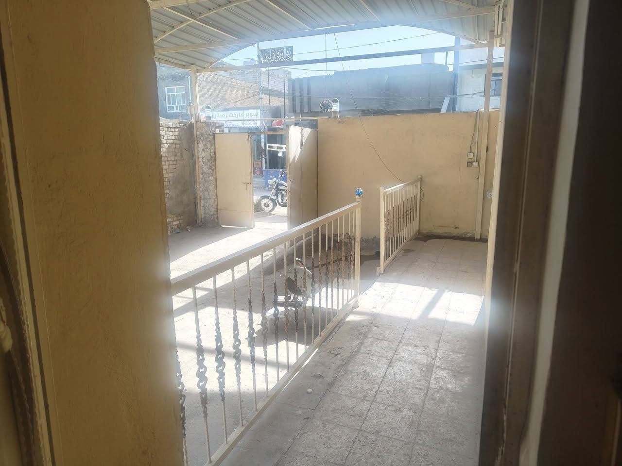 بيت للايجار
المساحة الكلية 200 متر 

مساحة البناء 100 متر 

يتكون من حمامات خارجية 

استقبال 

مطبخ بارد 

مطبخ حار 

حمامات داخلية 

صالة 

غرفة مع حمام داخلي 

صالة في الطابق الثاني مع غرفة 

مخزن 

الموقع 

خلف المجمع السكني 

شارع مولدة سامي


**إذا كنت صاحب هذا الإعلان وتريد حذفه لأي سبب، رجاءا أرسل رسالة إلى الدعم الفني**