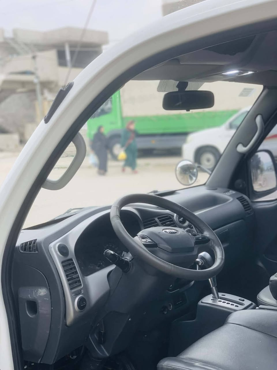 دوتەنی بڕاوە تۆماتیک  2013
سەیارەکە لۆک لۆکە سفرە  ڕزاوی هیج هیج نیە 
شەش تایە سفر  
نابودی تیایە  
ئاوینەکارەبا جام کارە ئاونە هیتەر  
تەبریت مەزبوتە جرکەی تیانیە  
بریکی بەسراوە   
دەبڵ سەلەیە 
مکینە ڕەشی  3000سۆپەر  
 گیڕ مەکینە بەشەرتی  سەد فیتەر   
 ژیری  سفرە سەیارەکە سەقفی وەک شوشەیە  
شوین سید سادق  ***********  ***********
