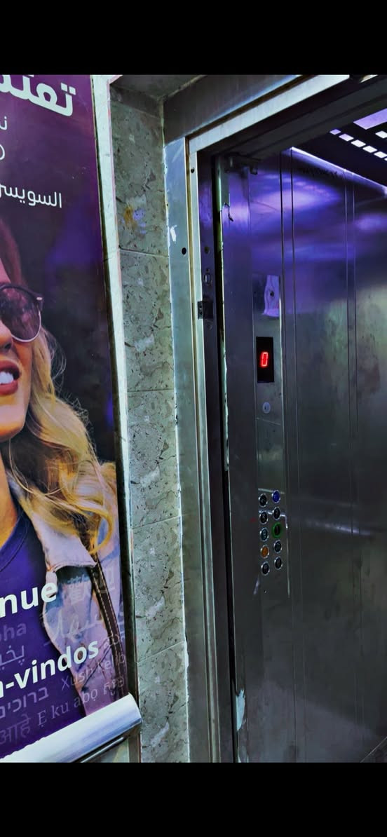 السلام عليكم
📮اعلان 

♻️للأيجار للأيجار 

♻️بنايه تجاريه موقع مميز ركن واجهه ٢٨ متر 

✅تحتوي على قاعه ( طابق ) كامل❤️
شقه فارغه طابق ١ غرفه وصاله وخدمات كامله /بالكونه ركن /وبسعر مناسب جدا 

📌البنايه مجهزه مصعد كهرباء + درج
منظومه كامرات
منظومه ماء اوتوماتيك 
حراسه خدمه تنضيف ٢٤ ساعه

📈مساحه 215 متر  

 🗃️التفاصيل قاعه مفتوحه+ مطبخ + خدمات + حمام عدد٢

 

📊 البنايه مناسبه للشركات او للمنظمات او عيادات … 

او مركز تجميل … او جم نسائي 💚قاعه مناسبات🩵كوفي 

  

📍بلديات شارع المصرف 

‏￼

للاستفسار ☎️  ***********
*********** وتساب وتصال
