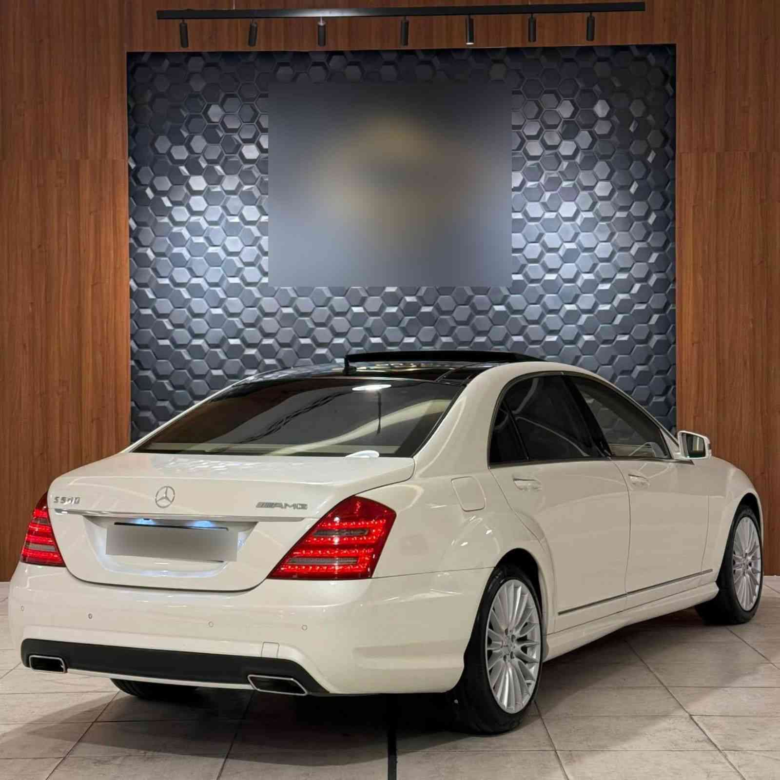 مارسدس 500 S كلاس 2013
فوووول مواصفات 
باب طويل ثلاجه
5بردات شاشه تلفزيون 
طبلات طعام طائره✈️
ناضور ليلي السياره كفاله عامه بدون ضرر وبدون صبغ. تخم تاير ياباني السياره مغلفه BBf ارقه شي ب 19ورقه مع ضمان التغليف 5سنوات عداد المسافه 150000 تفاصيل اتصل.  ***********
