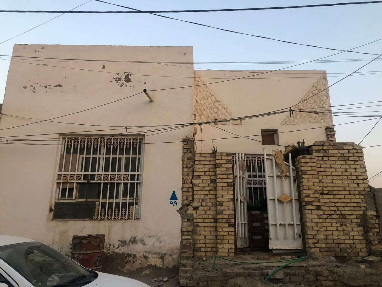 السعر 75 مليون⚡ #دار_للبيع –📍 الموقع: حي العسكري الثاني – قرب المستوصف
📐 المساحة: 100 متر
🏗️ البناء: عكادة
🏠 الطابق: واحد

يتكون من:

 • غرفة نوم واحدة
 • صالة
 • استقبال
 • مطبخ
 • صحيات
 • بيتونة

📌 موقع مناسب وقريب من الخدمات
📌 الدار مرتبة وجاهزة للسكن
—————————
#نستقبل_جميع_عروضكم
———————————————————
🔺#للاستفسار الاتصال ع الأرقام التالية
***********📲 
*********** 📲  
—————————————————————
او زيارة مكتبنا متواجدين 11 صباحاً إلى 8 مساء 
🔺مكتب دره المشرق للاستثمار والتطوير العقاري 
🔺العنوان:-حي الجزائر الشارع العام قرب مأكولات تشرين
