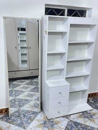 ميز رفوف ومجرات للبيع سعر 50 القياس عرض متر وطول مترتين مع مراية للتوا...