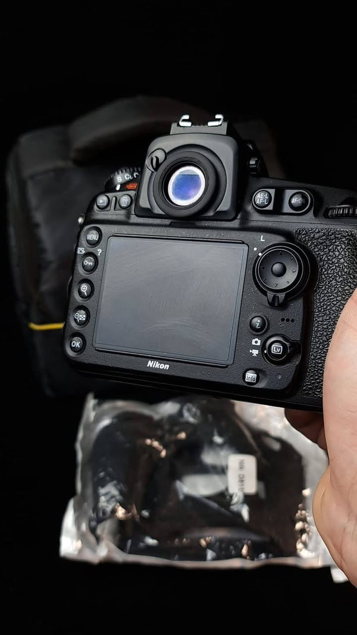 للبيع بدي نيكون 810فول فريم شتر الف ملحقاته كارتونه شاحنه بطاريات2حزام كتف رام ناقل  صور جلاتين مكاني بصره واتساب ***********او اتصال
