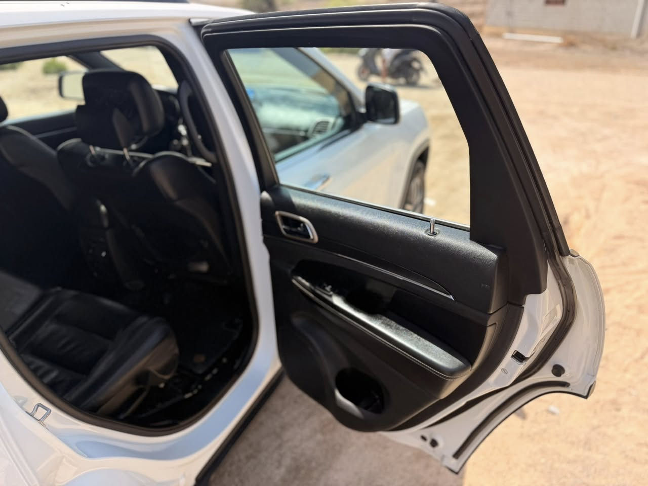 السلام عليكم 
جيب لاريدو فول مواصفات 
لمتدد 
 2017اصل باسمي تحويل مباشر 
وارد أمريكي 
بدون ضربه 
مكان/ناصريه .
***********
