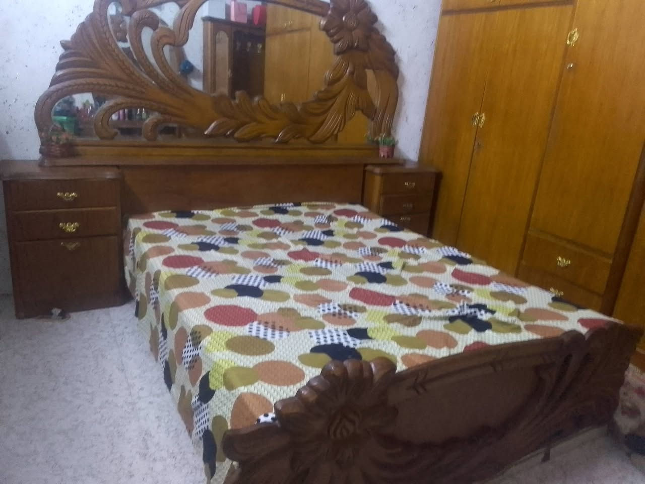 السلام عليكم عندي غرفه نوم خشب عراقي للبيع سعرها 700الف مع الدوشك قفل الاستفسار عل رقم ***********
