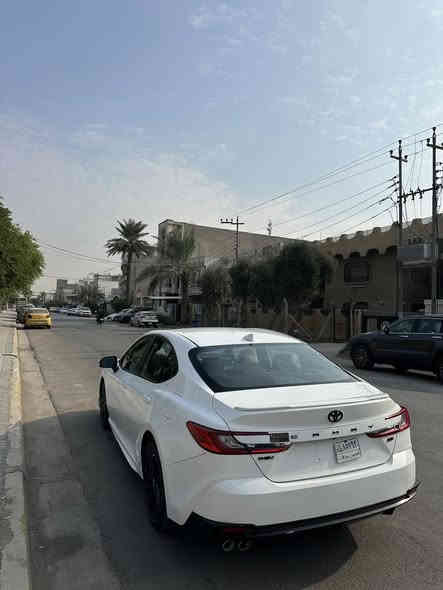 السلام عليكم
وصف السيارة

للبيع تيوتا كامري هايبرد 2025 فئة SE وارد أمريكا، ماشية فقط 20,000 ميل.
السيارة نظيفة ميكانيكياً وكهربائياً وما بيها أي مشاكل تشغيل.

الحالة:
حادث السياره خلفي بدون ايرباك بجم كبس بيها تبديل جنطه وصبغ وصبغ بالجاملغ الخلفي مع بارد بسيط بالباب الامامي الايمن.

المواصفات:
 • شاشة مع Apple CarPlay
 • تشغيل بصمة
 • هاند بريك كهرباء (بصمة)
 • Auto Hold
 • وضعيات قيادة متعددة
 • داشبورد ديجتال
 • رادارات 360 درجة
 • توقف ذاتي
 • مثبت مسار
 • مثبت سرعة
شاحن لا سلكي
داش كام تيوتا مدمجه
السياره بدون رقم ( رقم مؤقت تترقم جميع المحافظات عدا الاقليم ) 
مكان السياره بغداد السيديه 
*********** ابو احمد 
السعر 235 ورقه وبي مجال
