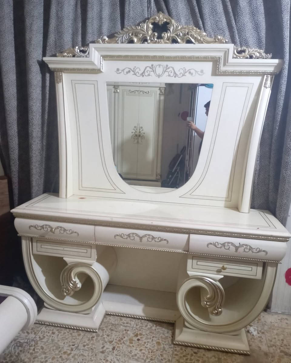 السلام عليكم غرفة نوم للبيع صاج ماليزي ثقيل المكان بغداد الكاظمية السعر 450 وبيها مجال للأستفسار اتصل على ***********
