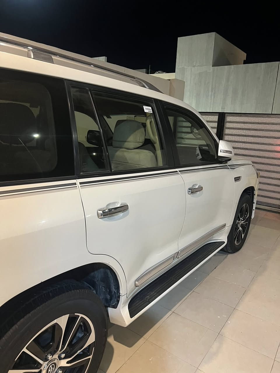 لاندكروز gxr مديل 2019 ساز باب اول كراند تورنك 
بيهة بارد هلال الجاملغ الايمن ومكانين تكحيل 
السيارة ماشية 106 الف
العنوان بغداد 
رقم الهاتف ***********
السعر 50
