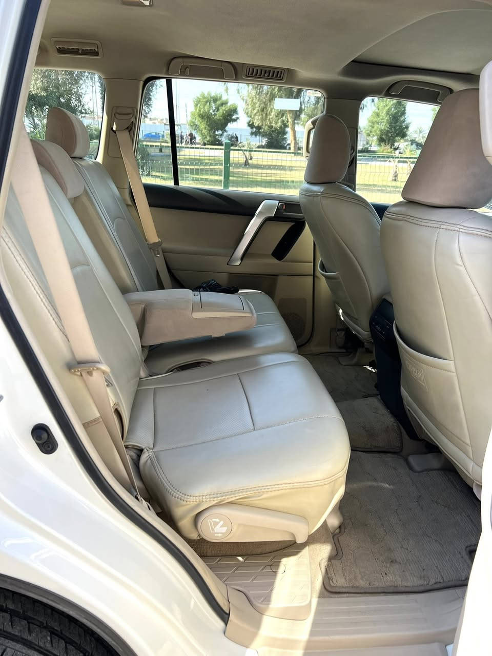 السلام عليكم
تويوتا برادوا ابيض صدفي 2018 TXL 
شركه SAS ضمان تويوتا العراق
سلايت وبصمه وتشغيل عن بعد 
لايت اسود وبخاخ لايت ولد نهاري 
شاشه حجم 12 اتح كار بلي 
هوك وحساس خلفي وثلاجه
مانع انزلاق ومانع انحدار ونظام الامان 
كشن مخمل  مغلف جلد كامل
ويل كب كروم حجم 19 انج اسود وفضي  2022
ماشيه 113000  الف KM
السياره وجديده حيل 
بيه بارد قلبل كلش بالباب الخلفي بالحافه  قليل
تحويل وكاله موجود 
السعر 38000
***********
***********
