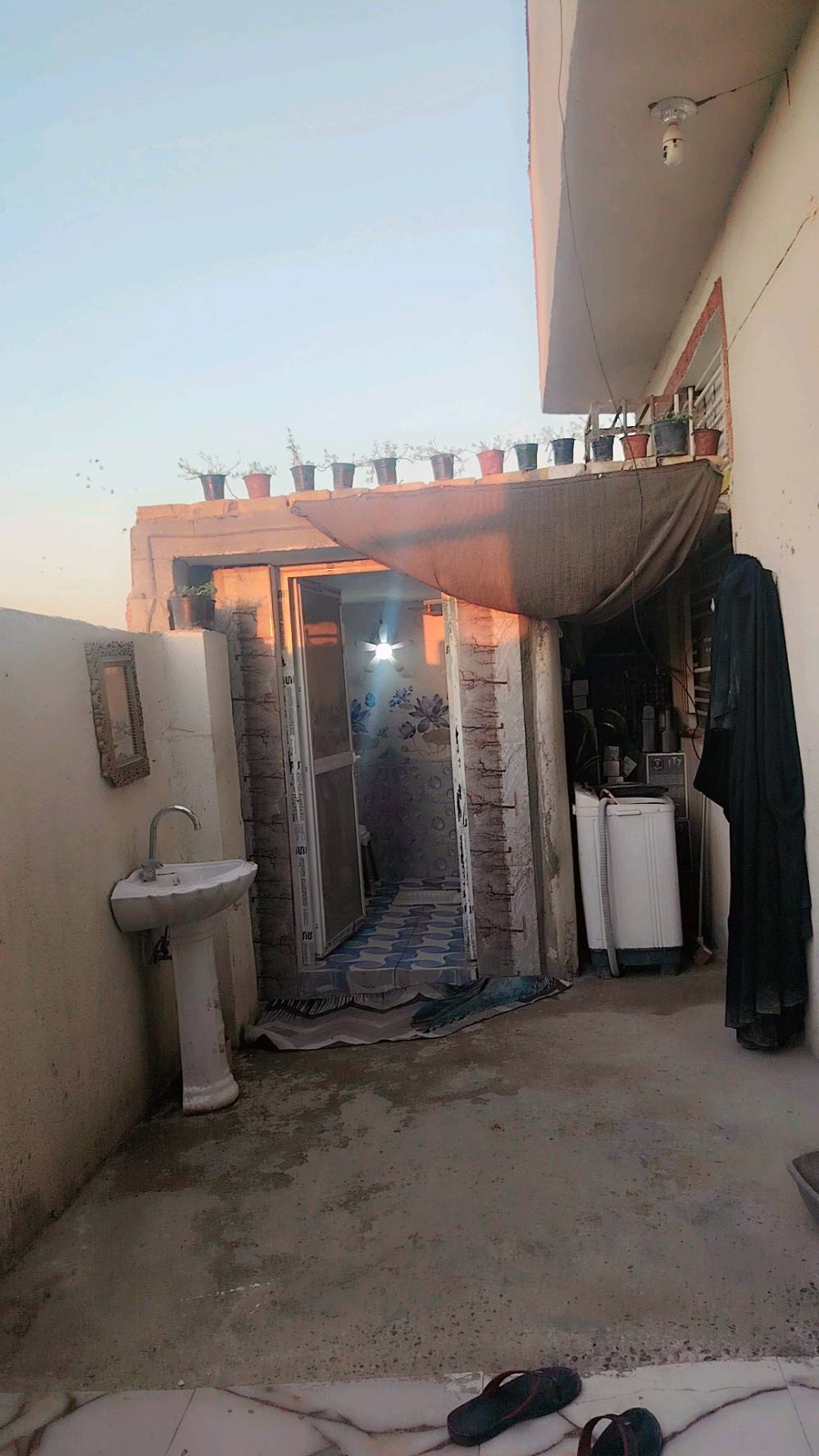 السلام عليكم متوفر بيت للبيع مساحة 100متر مربع سند 25متكون من غرفتين نوم ومطبخ وصاله وصحيات داخليه و خارجيه العنوان شارع80ساده ابو خطه حي النصر السعر 65 وبي مجال