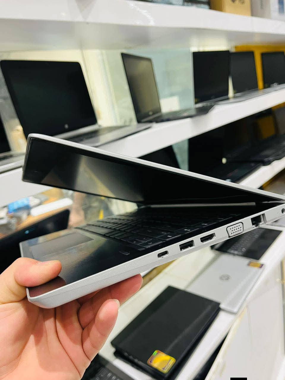 لابتوب #hp 430 G5
مع كارتون وكافة الملحقات مع ضمان 6 اشهر 
#Golden_Choice لللابتوبات الأوروبية

الابتوب بنظافة ممتازة جدا 

-المعالج:-core i5/ 8th
-الرام:-  8GB
-التخزين:- 256GB SSD
-حجم الشاشة:-  FHD 14 
-كارت شاشه داخلي : 4  shared
⁠
- جملة فقط 

- مطلوب وكلاء
داخل العراق 

للاستفسار واتساب 
***********
