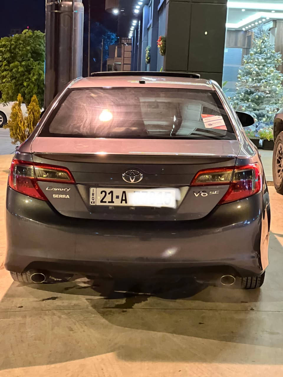 السلام عليكم اقره التفاصيل بل كامل اذا عجبك اتصل 👇للبيع: تويوتا كامري 2012 SE
فول مواصفات 6 V ✈️ سلندر بارنوما فتحة سقف 
رقم سليمانيه الجديد بسمي قبل أسبوع حولتهه كله جديد

--- تفاصيل السيارة:

ماشية فقط 70 ميل – شبه جديدة

فول مواصفات +  (فتحة سقف 
كشن كهرباء 
بصمه تشغيل
بصمه بوب 
السيارة خالية من الضرر فقط جاملغ كلير أمريكا 

فقط بخ (رش) – بدون أي صدمة أو شاصي

---

 مواصفات تويوتا كامري 2012 SE V6 المواصفات الكاملة:

 المحرك والأداء:

محرك V6 سعة 3.5 لتر

قوة 301 حصان

قير أوتوماتيك 8 سرعات

نظام دفع أمامي (FWD)

تبديل سرعات من المقود (Paddle Shifters)

نمط قيادة رياضي + عادي + اقتصادي

 الراحة والداخلية:

مقاعد جلد رياضية مع تطريز رصاصي 

مقاعد أمامية كهربائية

فتحة سقف

شاشة كبيرة وسطية تعمل بال كار بلي 

تحكم كامل من المقود

تشغيل بصمة + دخول ذكي

 السلامة والتقنيات:

كاميرا خلفية + حساسات أمامية وخلفية

نظام تثبيت السرعة الذكي 

وسائد هوائية كاملة

نظام مراقبة ضغط الإطارات (TPMS)

 الخارج

جنوط ألمنيوم مقاس 19 إنج

مخرجين عادم مزدوجين (Dual Exhaust)

 السيارة جاهزة بالكامل، ما تحتاج أي صرف أو تصليح
 بإمكانك المعاينة والاتصال بأي وقت

رقم صاحب سيارة ***********
ملاحظة بس الجناي يتصل كلشي موضح بل منشور تحياتي للجميع
