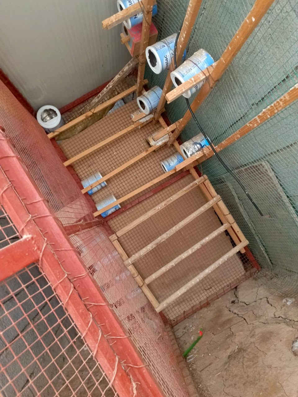 قفص للبيع العرض 90 الطول مترين الرتفاع مترين ***********
