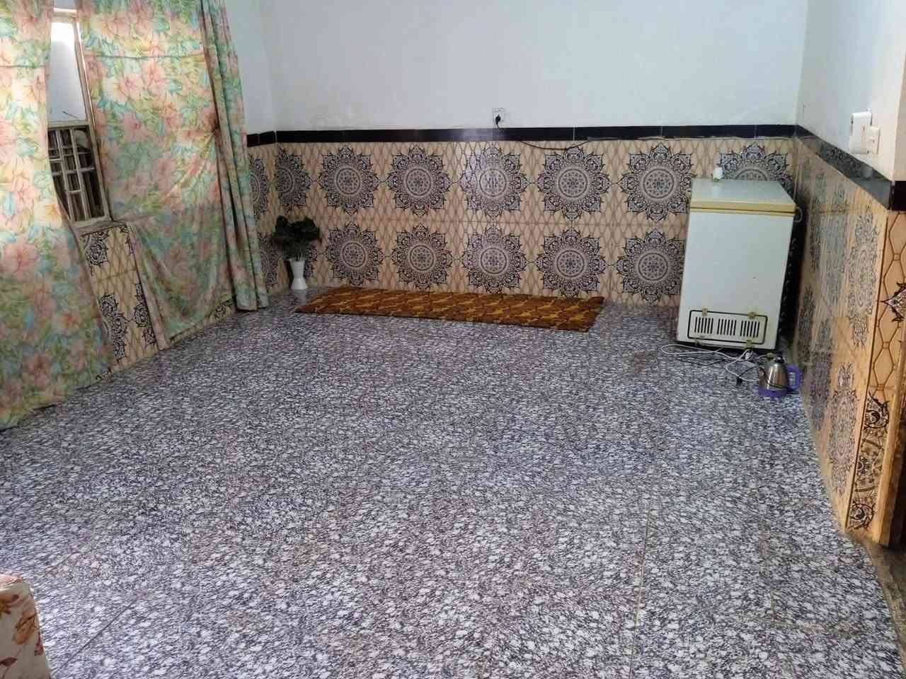 دار للبيع مساحتها 130متر ع طريق المعاره خلف حسنيه مال العويسات يبعد عن شارع العام 200متر متكون من غرفة نوم وحد وصاله ومطبخ استقبال مجمع صحيات دخليه خارجيه سعرها 33وبيها مجال أي استفسار اتصل على الرقم التالي ***********
