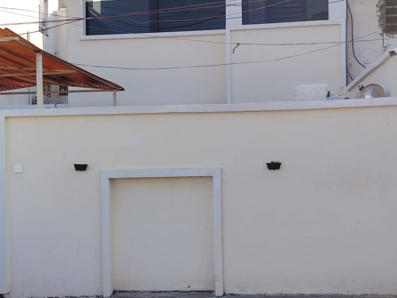 الدار للبيع مساحه ١٥٠ حي العامل محله٨٠١ يحتوي على ثلاث غرف نوم مع صالة كبيرة مع صحيات٤ علما ان الدار يقع أمام شارع المطار لايوجد دار أمامك اي استفسار الاتصال على الرقم  
***********
