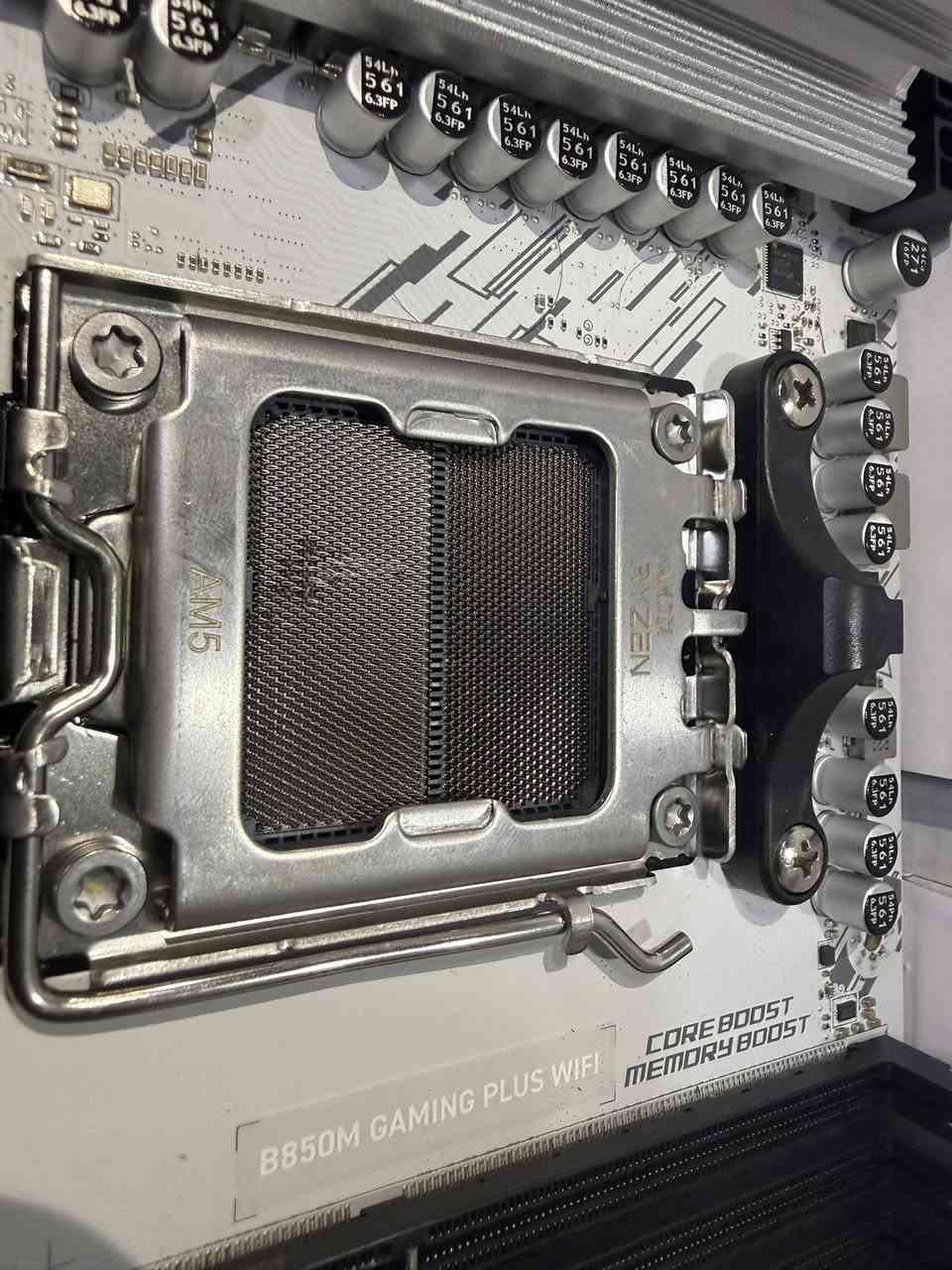 السلام عليكم نظام البيع فحم مذربورد جديد لكن البنات معوجات ادفع سعر باليرضي الله 
وبالعافية عليك

إليك أبرز مواصفاتها ومميزاتها:
نوع المقبس: تدعم معالجات AMD Ryzen 9000/8000/7000 بمقبس AM5. 
الذاكرة: تدعم تقنية DDR5 لسرعات عالية. 
التوصيل: تأتي مزودة بتقنية WiFi 7 لاتصال لاسلكي سريع، بالإضافة إلى LAN بسرعة 5G. 
الرسومات والتخزين: تدعم PCIe 5.0 لكل من بطاقات الرسومات وذاكرة NVMe لسرعات نقل بيانات فائقة


**إذا كنت صاحب هذا الإعلان وتريد حذفه لأي سبب، رجاءا أرسل رسالة إلى الدعم الفني**