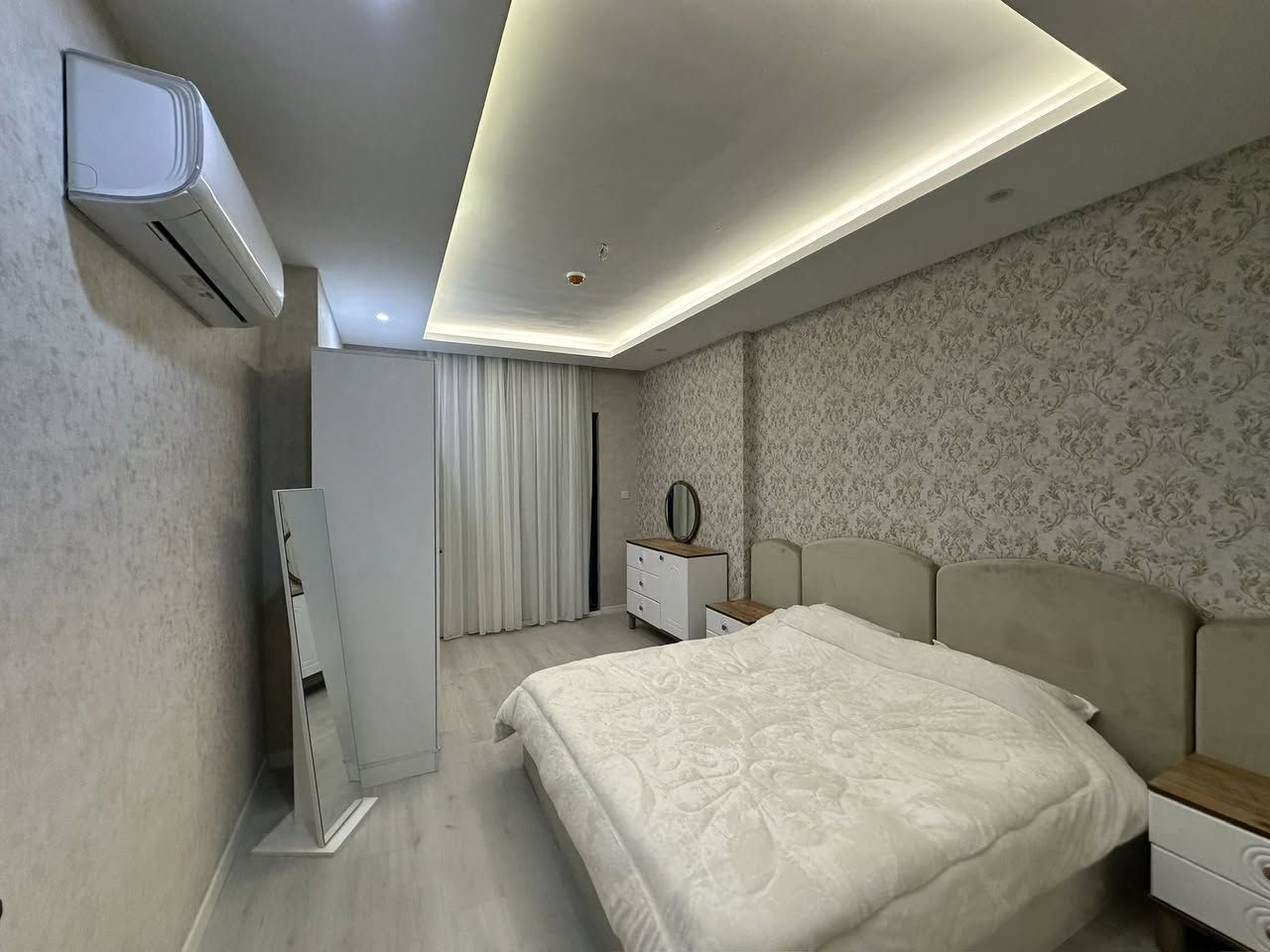 Queen Tower one bedroom furniture for rent 650$ 
WhatsApp *********** 

Queen Tower'da mobilyalı tek yatak odalı daire kiralık 650$
WhatsApp ***********

شقة مفروشة بغرفة نوم واحدة في برج كوين للإيجار بسعر 650 دولارًا.
للتواصل عبر واتساب: ***********

 کوین تاوەر یەک ژووری نوستن  راخراو بۆ کرێ ٦٥٠$ 
واتسئەپ ***********
