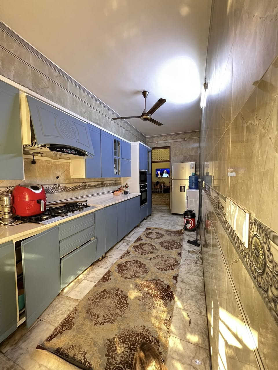 بيت للبيع🏠
المساحة 179م
الواجهة /6.5م 
النزال /27.5م
يتكون البيت من ثلاث طوابق
الطابق الأول استقبال كبير
مطبخين حار وبارد
صالة واسعة
خدمات صحية 
الطابق الثاني ثلاث غرف نوم مع خدمات صحية
الطابق الثالث غرفة نوم صالة كبيرة  وخدمات صحية

بناء حديث وموقع استراتيجي (موقع مميز وقريب من جميع الخدمات)
مناسب للسكن العائلي والاستثمار
 
الموقع في  حي سومر / الضباط شارع الحمام- الشارع العريض

للأستفسار 
***********
***********
