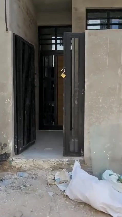 سلام عليكم بيتين متشابهات نفس التفاصيل  50 متر 5×10 للبيع كامل من كلشي الواجها لبخ سقل ناعم السطح ملبوخ ومطبگ شتايكر ارضيه بورسلين والدروجه مطبكه أيضاً شغل جيد جداً تاسيس ماء ثلاث خطوط موقعه الدوانم شارع 60 الخمسه الاولى الحديد 2ملم للاستفسار اكثر *********** والتصوير گدامكم يعجبك تجي تشوف بعينك اهلاً و سهلاً
