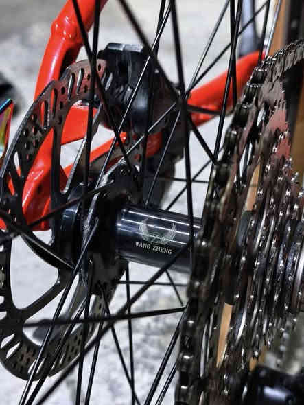 السلام عليكم.    اخوان اليوم يتوفر دراجة جبلية من نوع MTB. 
مواصفات 

🔥سستم ماركة من شركة L-TWOO،،المبدل خلفي نفس ماركة يأتي بنظام حديث 1*10

🔥الفرامل من نوع هيدروليك خلفي من شركة X-SPARK،،والفرامل امامية من ￼ Shimano الياباني 

🔥المقاس 29انج

🔥معدن دراجة بل كامل ألمنيوم ،،فقط دبل امامي من حديد 

🫆مكان الدراجة الديوانية 

💞سعر الدراجة (600)قابل للتفاوض مع تحياتي الكم 🫡￼

الرقم:***********.

الدراجة جديدة 🆕 جدآ
