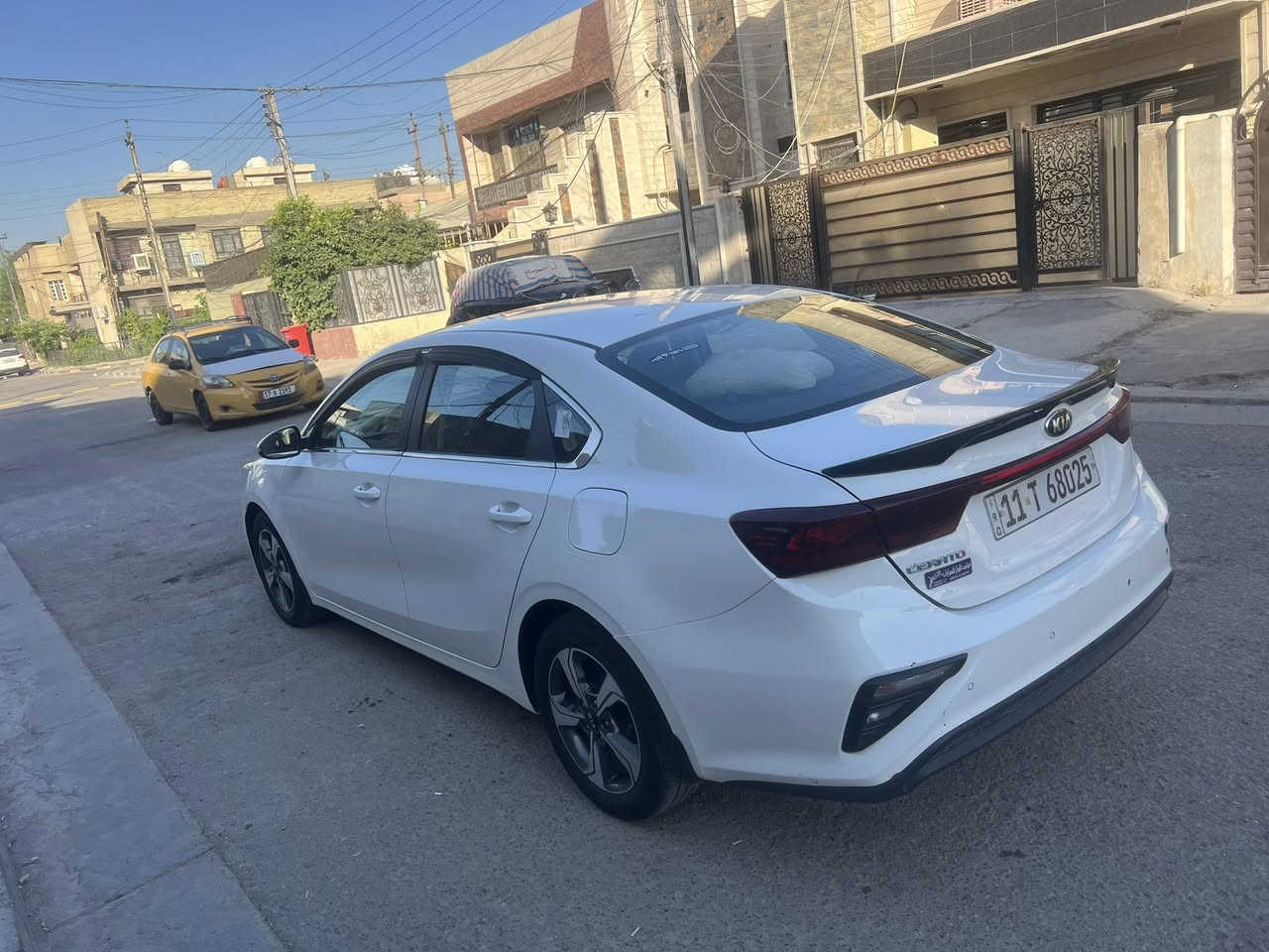 السلام عليكم سيراتو 2019 محرك 1600 ماشيه 133  رقم بغداد بأسمي فول مواصفات ماعده بصمه فتحه   شاشه جبيره تبريد قطعتين حساس امامي وخلفي لد امامي وخلفي فول تحكم ستيرن وباقي المواصفات معروفه السياره  بارد بسيط كلش صغير ممبين بالجاملغ الامامي والدوسه صبغ ربعها والصوره بالمنشور 
سعرها 148 وبيها مجال بسيط ان شاءالله 
مكاني بغداد الكرخ الاعلام ***********
