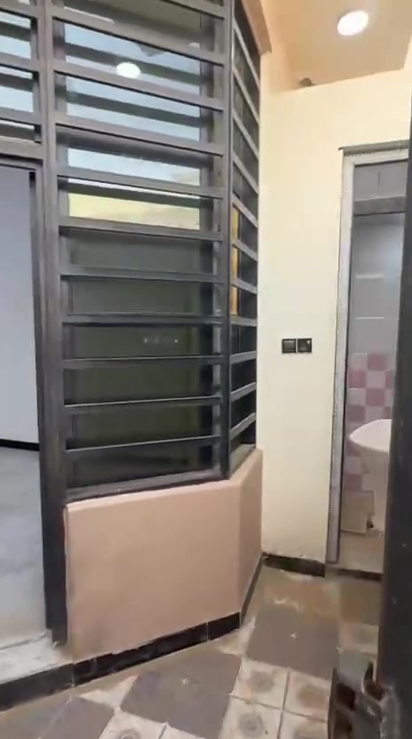 السلام عليكم 
بيت 100 متر طابقين واجهه 5 ونزال 20 بمقدمه زينه 
واليريد طابق واحد موجود في الديوانية حي الزهراء وعندي بحي الزيتون 

***********

