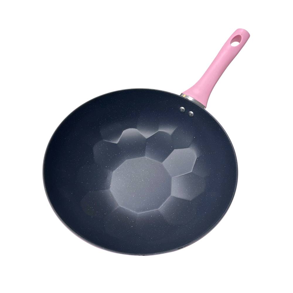 مقلاة عميقة باللون الوردي وتصميم خلية النحل

تجمع هذه المقلاة بين التصميم العصري الأنيق والأداء العملي، لتكون إضافة مميزة ومبهجة لمطبخكِ بفضل لونها الوردي وتصميمها الداخلي الفريد.

• تصميم داخلي مبتكر: تتميز بنقشة "خلية النحل" (Honeycomb) في القاعدة التي تساعد في توزيع الحرارة ومنع التصاق الطعام.

• عمق مثالي: تأتي بتصميم "ووك" (Wok) عميق يتيح لكِ القلي، التحمير، وطهي كميات كبيرة من الطعام بسهولة.

• مقبض مريح: مزودة بمقبض وردي متين مصمم لراحة اليد أثناء الحمل والتحريك، مع فتحة للتعليق لسهولة التخزين.

• سطح غير لاصق: الطبقة الداخلية باللون الرمادي المنقط (غرانيت) تضمن سهولة تنظيف المقلاة بعد كل استخدام.

• جودة التثبيت: المقبض مثبت ببراغي ثنائية قوية لضمان الاستقرار والأمان التام أثناء الطهي.

• النوع: مقلاة عميقة (Wok).
• اللون الخارجي: وردي (Pink).
• اللون الداخلي: رمادي منقط بنمط خلية النحل.
• المادة: معدن مطلي بطبقة غير لاصقة مع مقبض حراري.
• طريقة التثبيت: براغي تثبيت ثنائية للمقبض.
