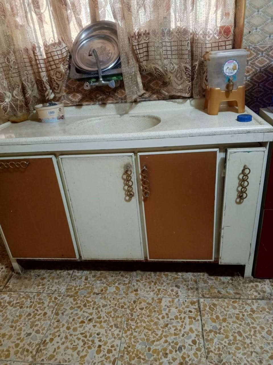 كاونتر سعر 600 عنوان زعفرانية شارع المعهد قريب المسبح (***********)
