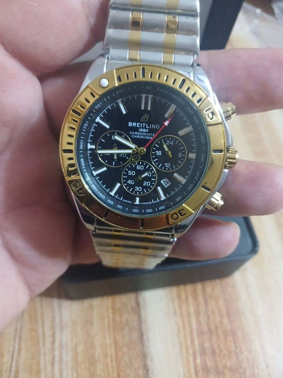 ساعه باله كرونوغراف فاخرة تتميز بلبسها الجذاب طلعتلي بهذا الشكل مع علبته الاصليه 30 الف مع التوصيل بالعافيه الي ياخذها 

المميزات:
المينا: أسود مع عدادات فرعية للكرونوغراف ونافذة للتاريخ.
سناتر كله شغاله 
قطرها 45
الإطار: إطار دوار أحادي الاتجاه باللون الذهبي مع مؤشرات بارزة.
الحركة: تتوفر النسخ الأصلية بمحرك أوتوماتيكي (Automatic)، بينما تتوفر بعض النسخ في الأسواق بمحرك كوارتز (بطارية).


**إذا كنت صاحب هذا الإعلان وتريد حذفه لأي سبب، رجاءا أرسل رسالة إلى الدعم الفني**