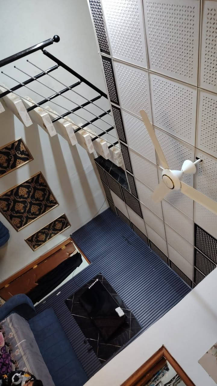 للبيع مساحه 140م يتكون من غرفتين وصاله ومطبخ وصحيات داخله وخارجيه ومكشوفه ومكان لاستقبال مامبني بناء ابلوك تجعيب طابوك السكف عكاده شيلمان السطح مطبك فرشي العنوان شارع المطار الجديد شارع الحوزه قريب علشارع سعره 40قفل بدون عمله للستفسار اتصل ***********مكتب بركات الصدرين للعقار شارع الحوزه
