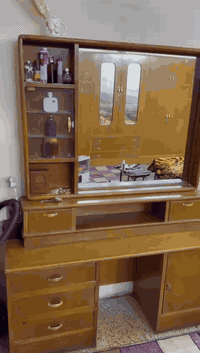 السلام عليكم 
غرفه نوم مستعمله صاج متكونه 
من دولاب 6 بوب مع ملحق  وميز تواليت وشماعه ملابس صاج ملحق احذيه مع دولاب صغير 
المكان بغداد 
للاتصال على ***********
