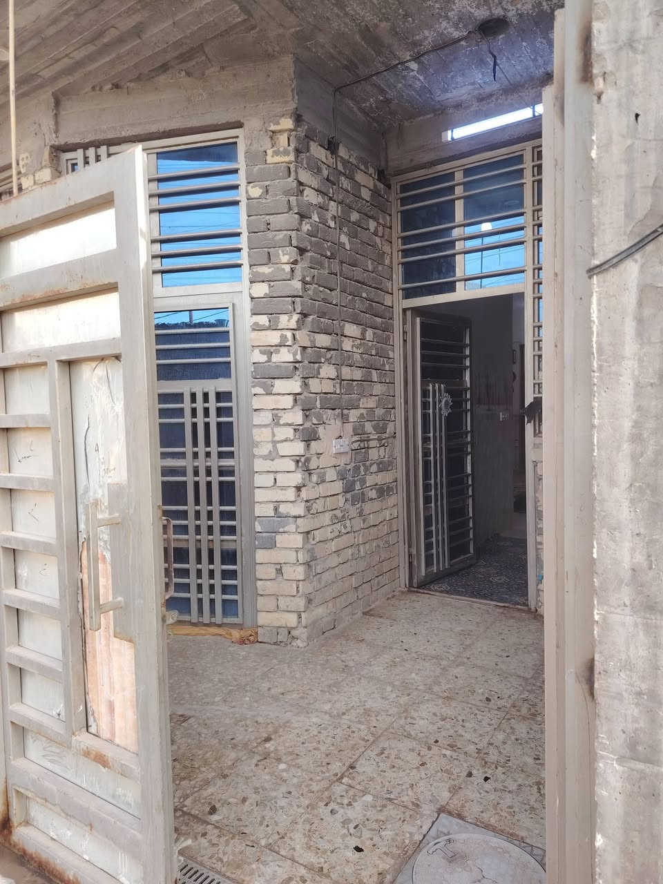 سلام عليكم هاذ البيت للبيع مساحته 120 متر طابق واحد كامل واجهة 6متر نزال 20متر على عن الشارع خدمات المنطقه كامله لبيت عدد غرف نوم 2 وصال وستقبال ومطبخ وترك عدد 2 وحمامات عدد2 السعر 85ملون وبي مجال ولستفسار أكثر تصل على رقم *********** الموقع الظباط الثاني قرب ساحت هاني
