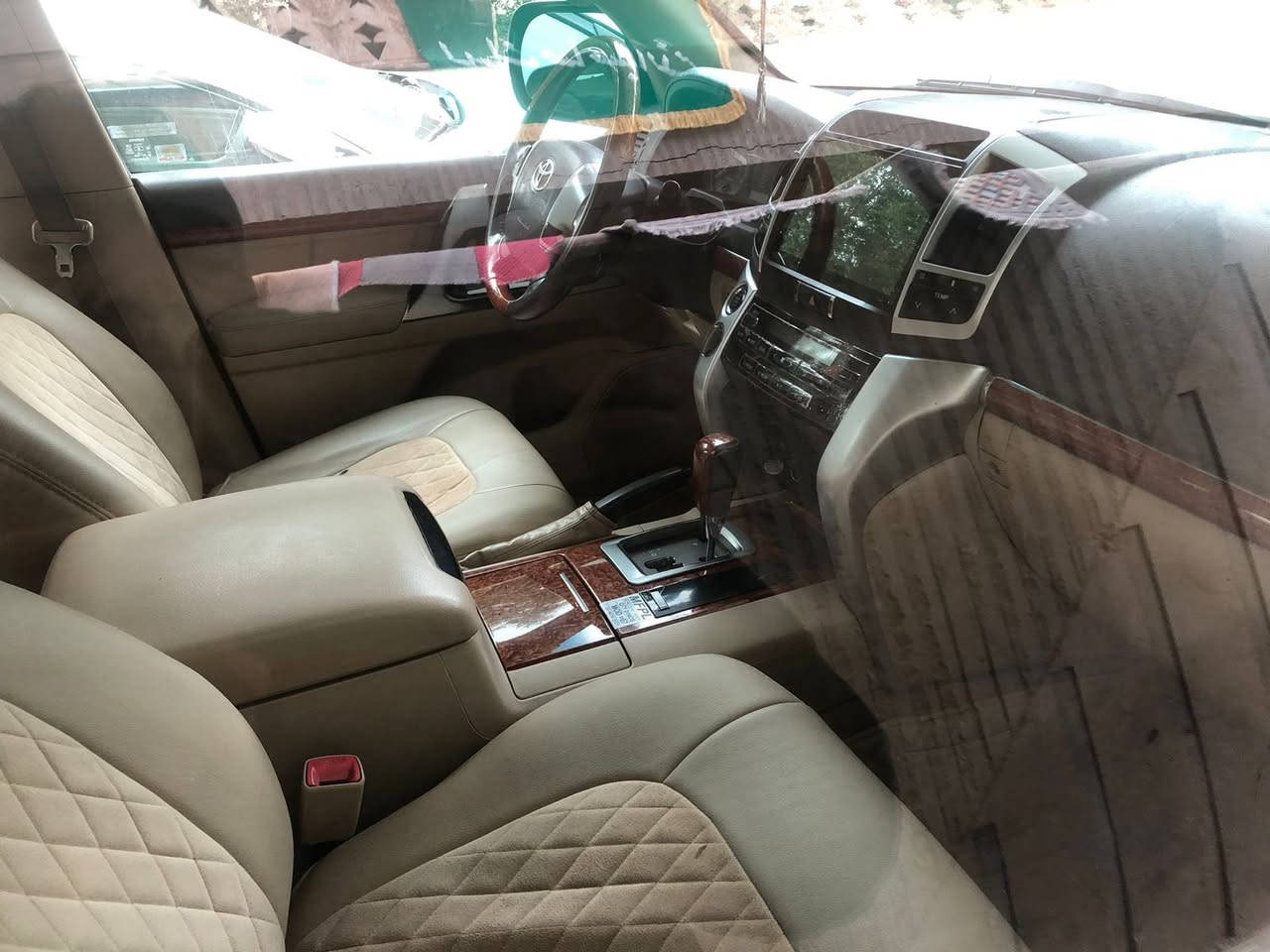 السلام عليكم لاندكروز 2013 فطيم اصل
سياره سنويه وهزه ورقام جديد وبسمي تحويل ثاني يوم 
فول موصفات 
بصمه 
فتحه 
كشنات جلد 
كأمره  امامي بلادي 
مري قلاب عل بك 
مري شفط
لايت زنون 
حساس خلفي كأمره خلفيه وشاشه 
زراك لايت 
كشن كهرباء بلادي 
سياره كلش حلوه ونضيفه 
بيه تخم وياله 2018 لوك جديدات 
سياره كامله مابيه نقص مكينه وكير وشاصي وتبديل وفتح كله كفاله بشرط فحص  فقط مقدار شبر بداير رفيع مال جاملغ خلفي كلير ومكانين بارد مكان سياره بغداد الامين $360 بيه مجال بسيط /***********
