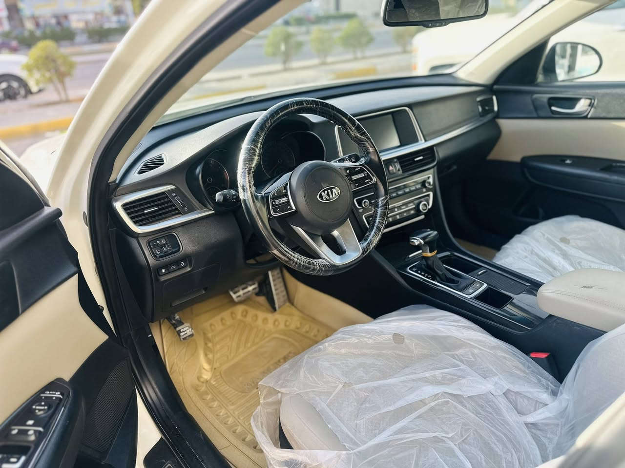 سلام عليكم البيع كيا اوبتما ٢٠٢٠ خليجي فول مواصفات عده اوبنراما كفاله عامه رقم بغداد نكليزي شريكه الدوليه سياره جديده كلش سعر السياره ٢١٥مكان السياره السماوه اي استفسار انتصل ***********
